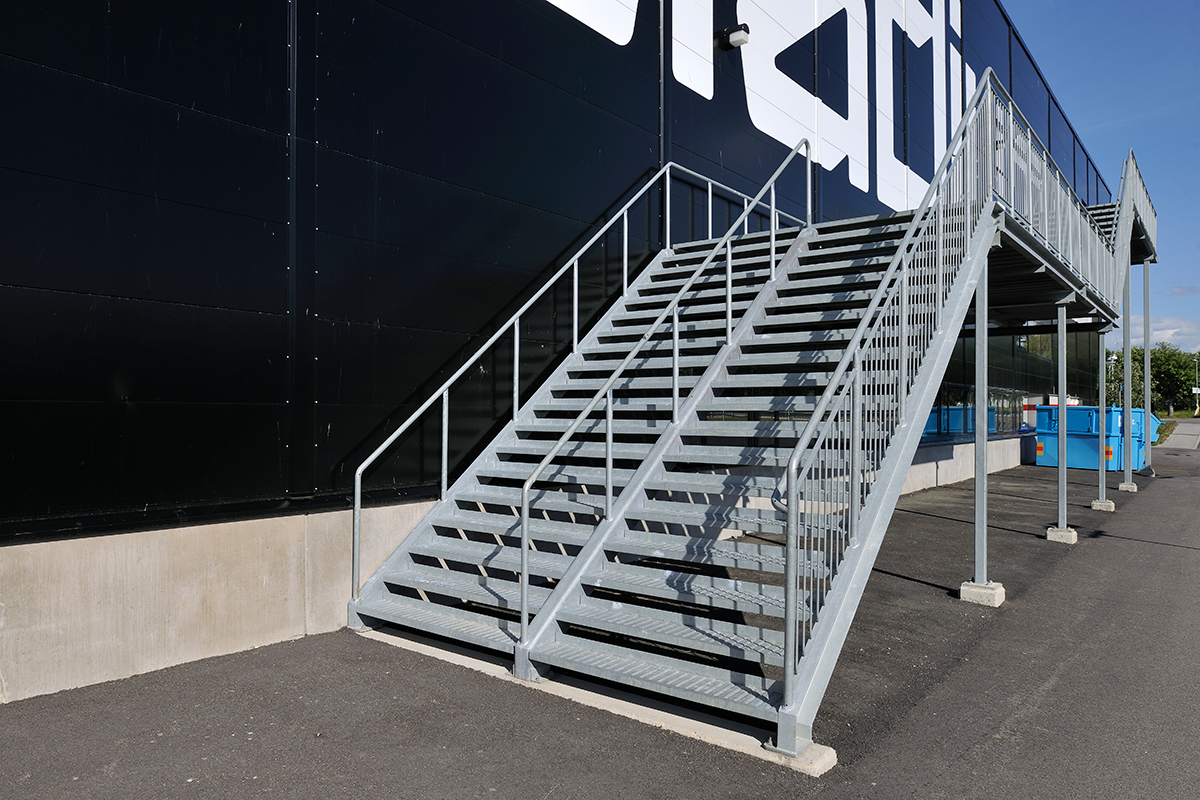 Raka trappor exteriört – Rak trappa, steg med sättstegslist och plan av tät lättdurk (TLD). Barnsäkra räcken. Stadium Arena Norrköping