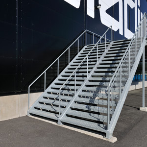 Raka trappor exteriört – Rak trappa, steg med sättstegslist och plan av tät lättdurk (TLD). Barnsäkra räcken. Stadium Arena Norrköping