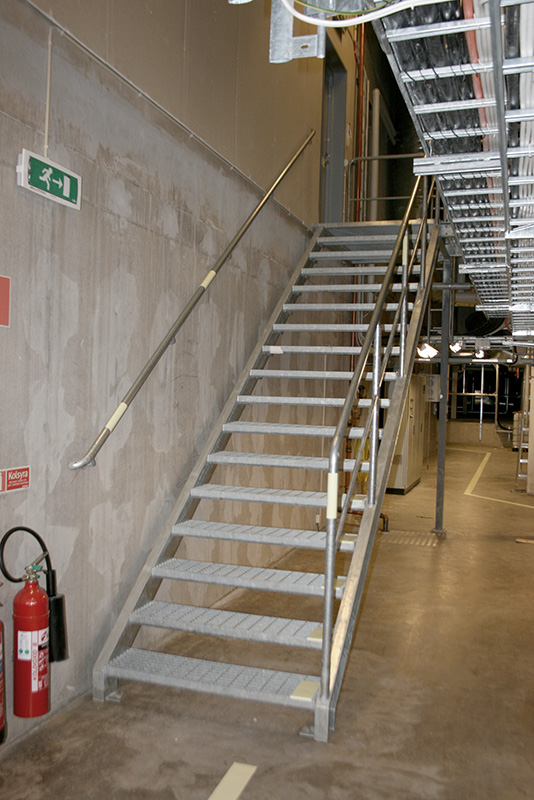 Raka trappor interiört – Rak trappa med ledstång.