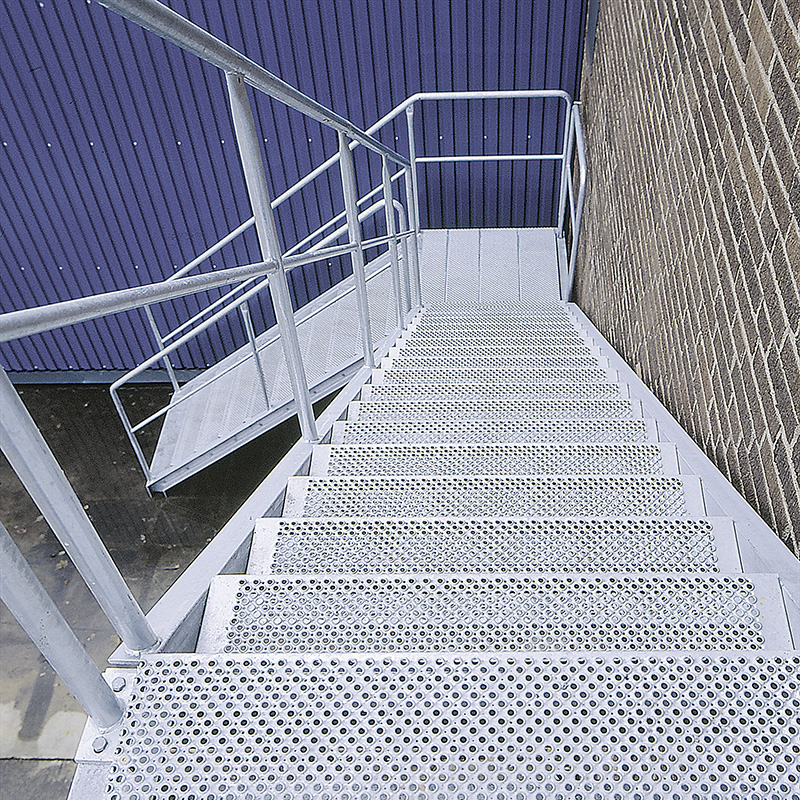 Lättdurk – Rak trappa med steg av perforerad lättdurk TLDP.