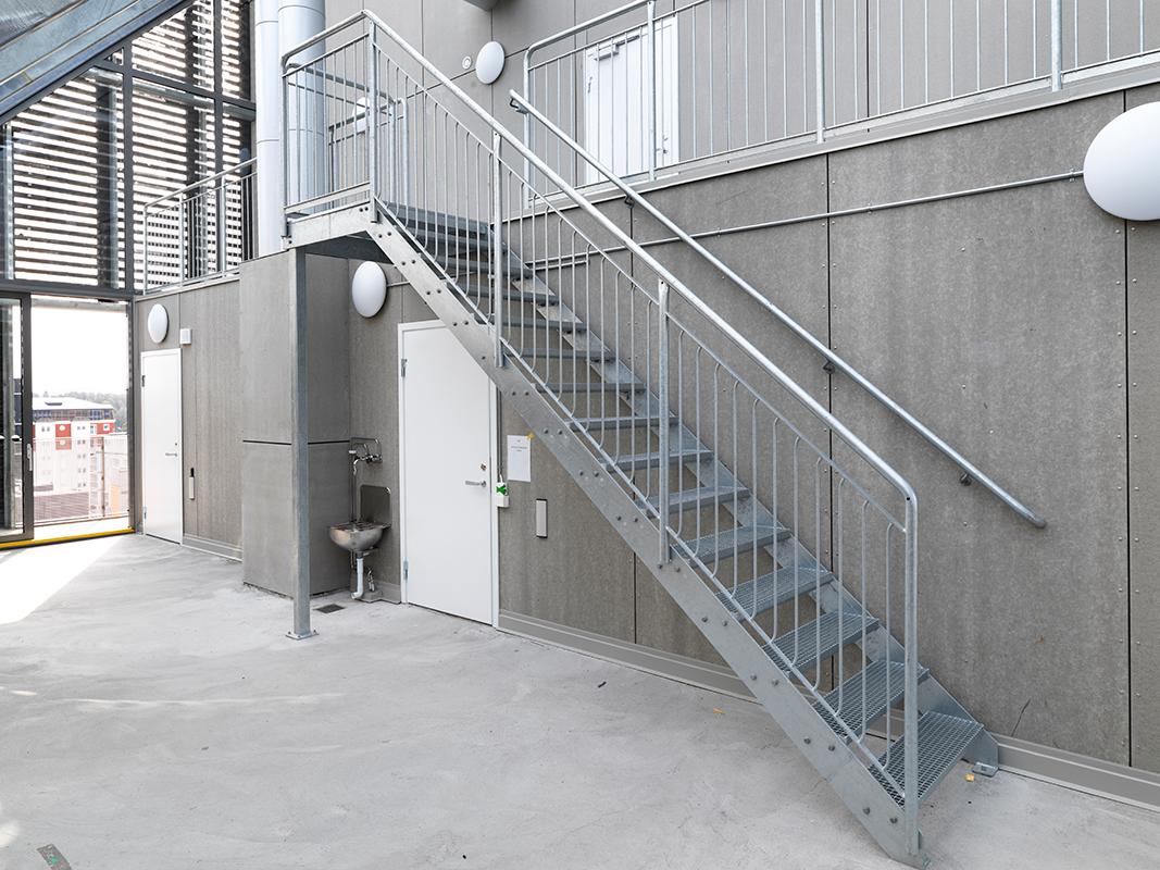 Raka trappor exteriört – Rak trappa, stödben, trappsteg av gallerdurk. Vallastaden Linköping