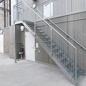 Raka trappor exteriört – Rak trappa, stödben, trappsteg av gallerdurk. Vallastaden Linköping