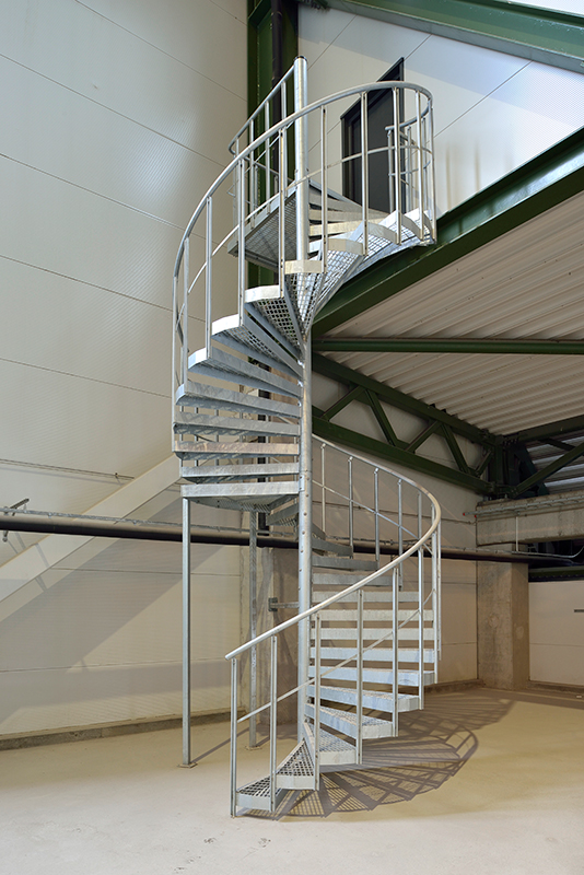 Spiraltrappor interiört – Spiraltrappa med steg av gallerdurk. Räcke industri med en följare. Filbornaverket.