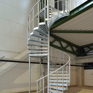 Spiraltrappor interiört – Spiraltrappa med steg av gallerdurk. Räcke industri med en följare. Filbornaverket.