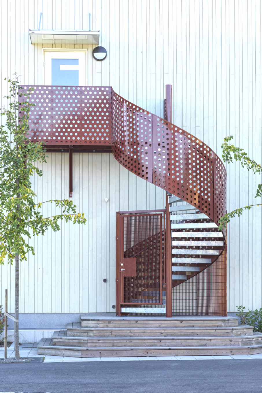 Spiraltrappor design – Lackerat specialräcke i plåt.