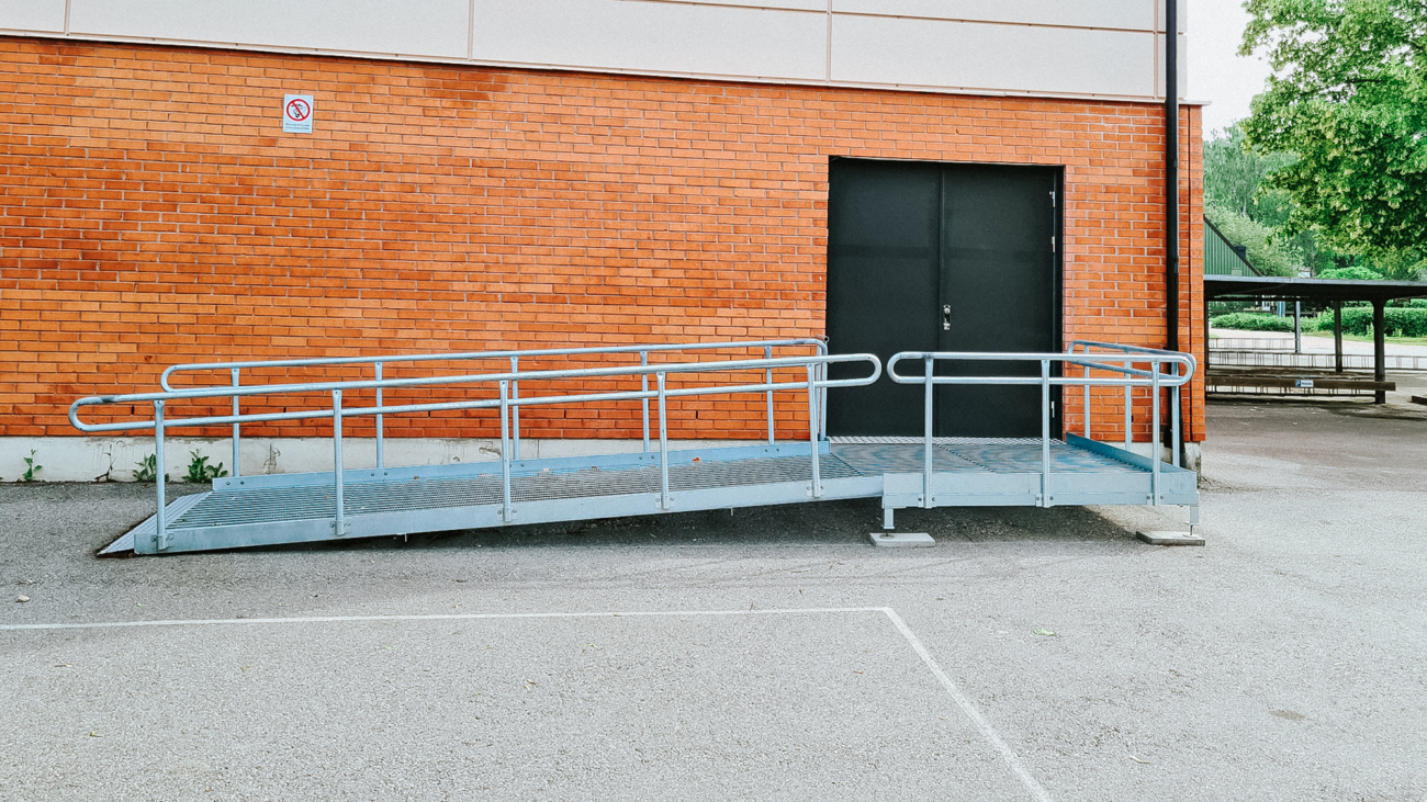 Scheeleskolan – olika handikappramper i varierande lösningar. Standardutförande med förlängda handledare, varmförzinkade.