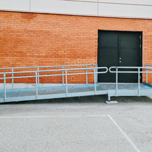 Scheeleskolan – olika handikappramper i varierande lösningar. Standardutförande med förlängda handledare, varmförzinkade.