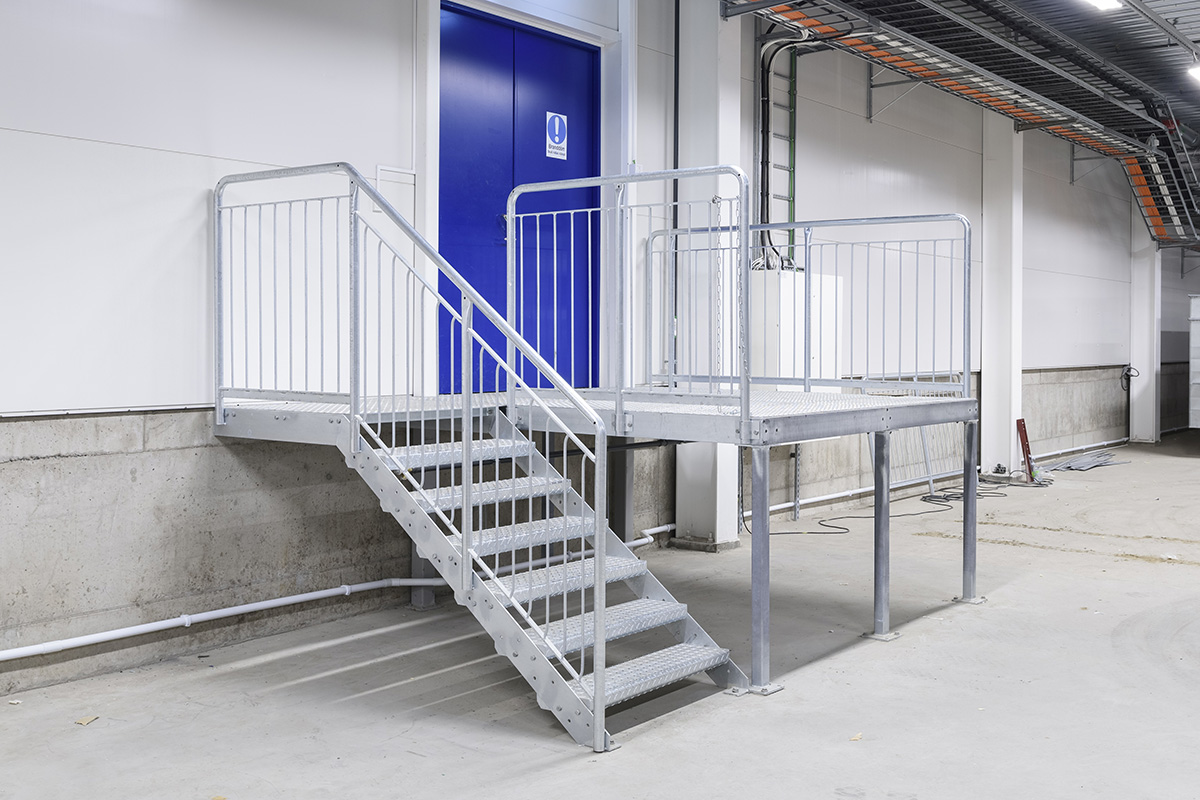 Raka trappor interiört – Rak trappa till lastbrygga av gallerdurk.