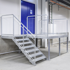 Raka trappor interiört – Rak trappa till lastbrygga av gallerdurk.