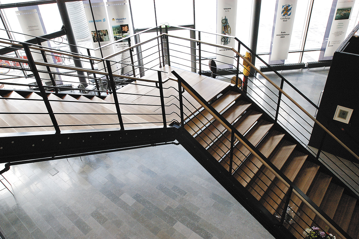 Raka trappor design – Rak trappa med trästeg.