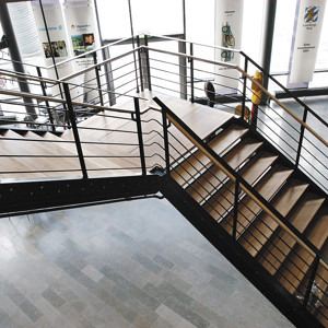 Raka trappor design – Rak trappa med trästeg.