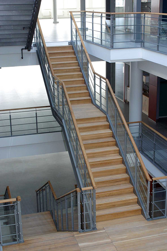 Raka trappor design – Rak trappa med eksteg och ekhandledare.