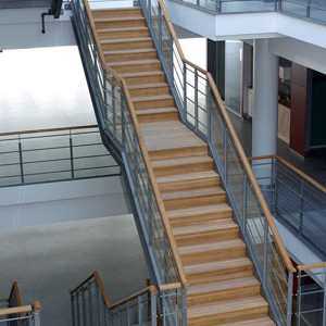 Raka trappor design – Rak trappa med eksteg och ekhandledare.