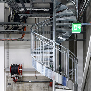Spiraltrappor interiört – Spiraltrappa med vangstycke. Extra handledare och steg med tårplåt.Elgigantens lager Jönköping.