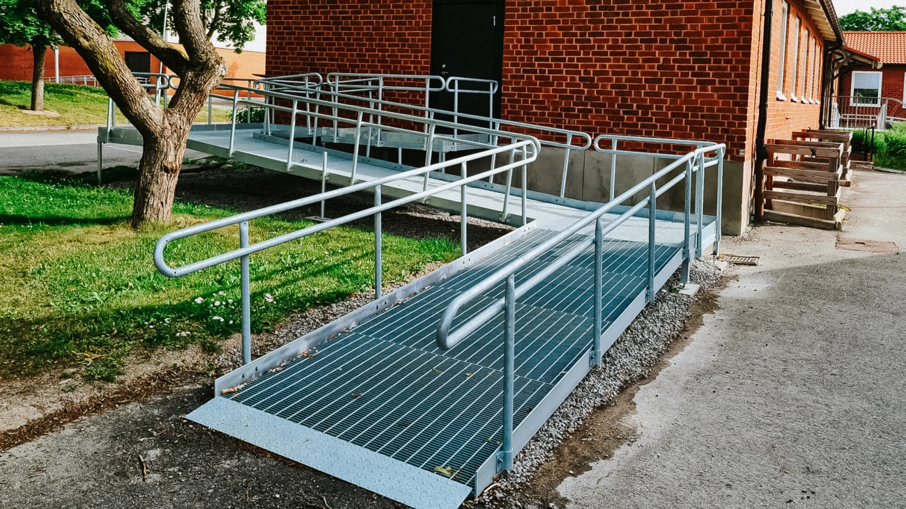 Scheeleskolan – olika handikappramper i varierande lösningar. Standardutförande med förlängda handledare, varmförzinkade.