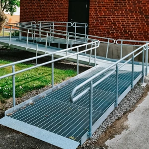 Scheeleskolan – olika handikappramper i varierande lösningar. Standardutförande med förlängda handledare, varmförzinkade.