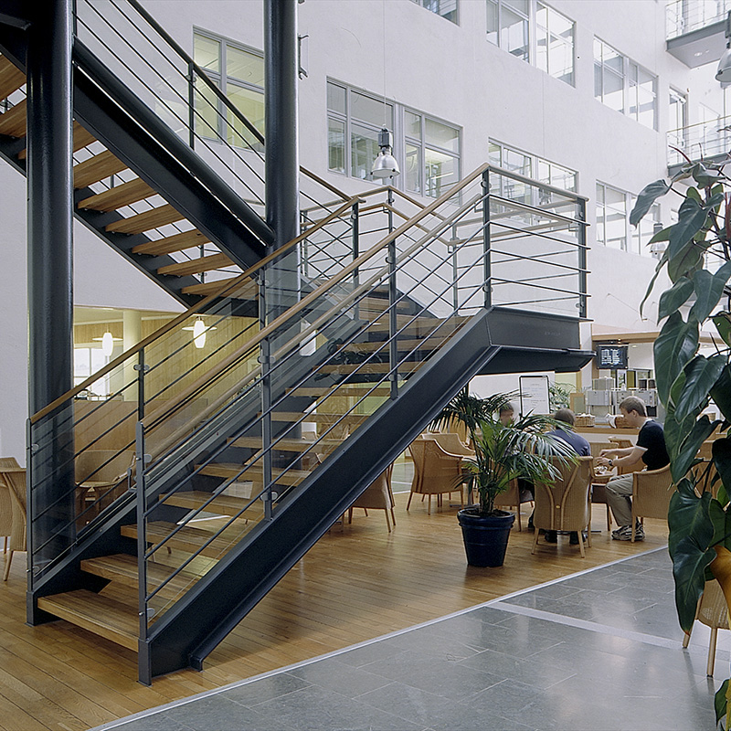 Raka trappor design – Trappa med trappsteg och handledare av trä