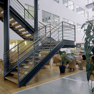 Raka trappor design – Trappa med trappsteg och handledare av trä