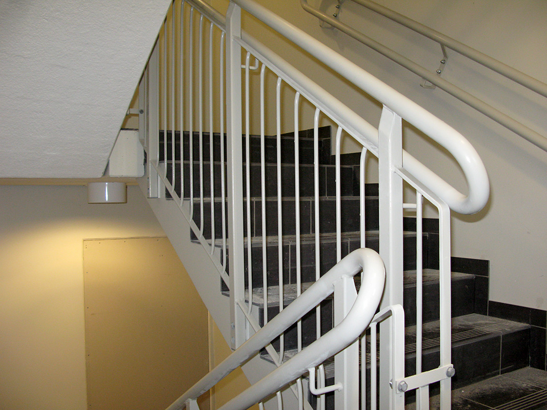 Designräcke – Räcken och handledare till rak trappa.