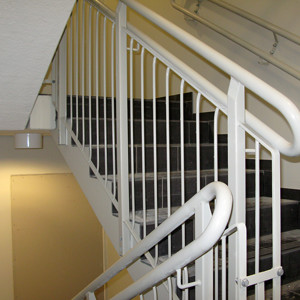 Designräcke – Räcken och handledare till rak trappa.