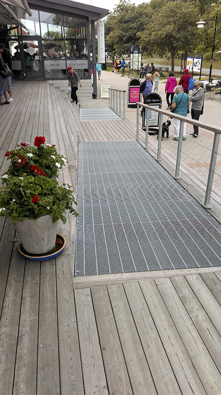 Gallerdurk – Träramp med tät gallerdurk, (entrégaller). Göta Kanal, Söderköping.