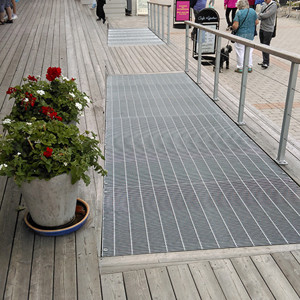 Gallerdurk – Träramp med tät gallerdurk, (entrégaller). Göta Kanal, Söderköping.