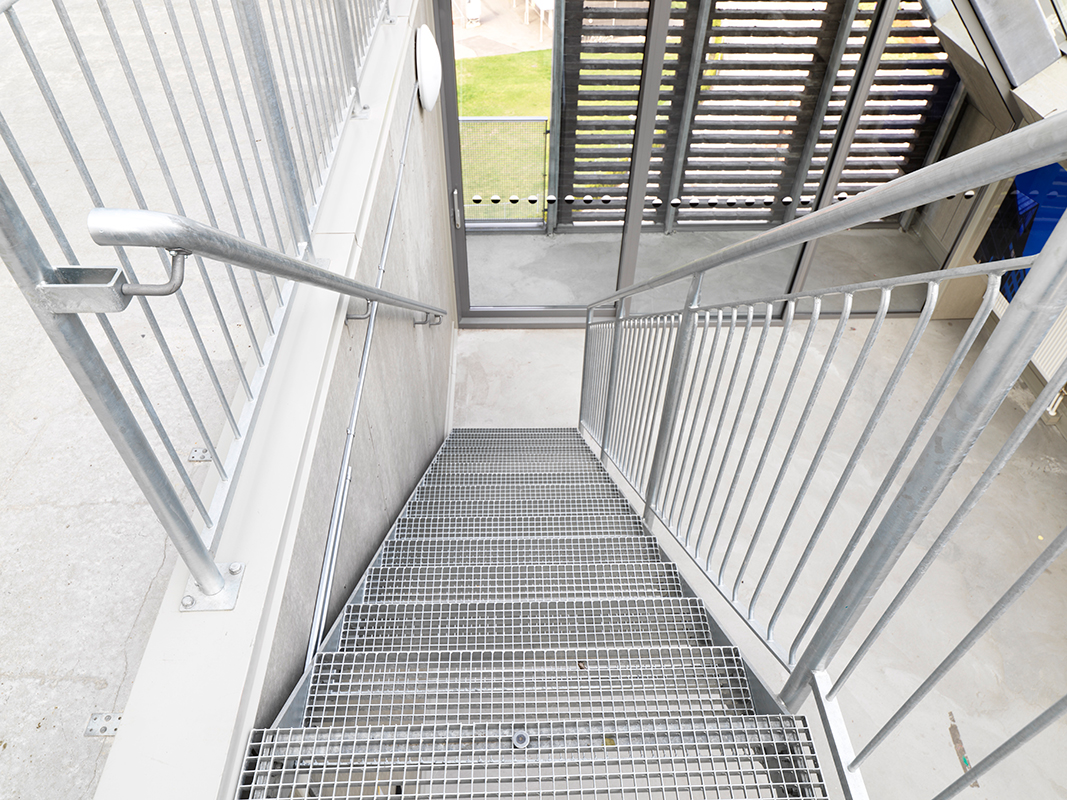 Raka trappor exteriört – Rak trappa, trappsteg av gallerdurk. Vallastaden Linköping