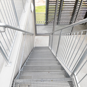 Raka trappor exteriört – Rak trappa, trappsteg av gallerdurk. Vallastaden Linköping