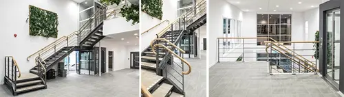 Modern inomhustrappa med svarta stålstommar, betongsteg och rundade handledare i trä, installerad i ett ljust kontorsutrymme med glaspartier, vita väggar och grått klinkergolv, levererad till NetOnNet i Borås