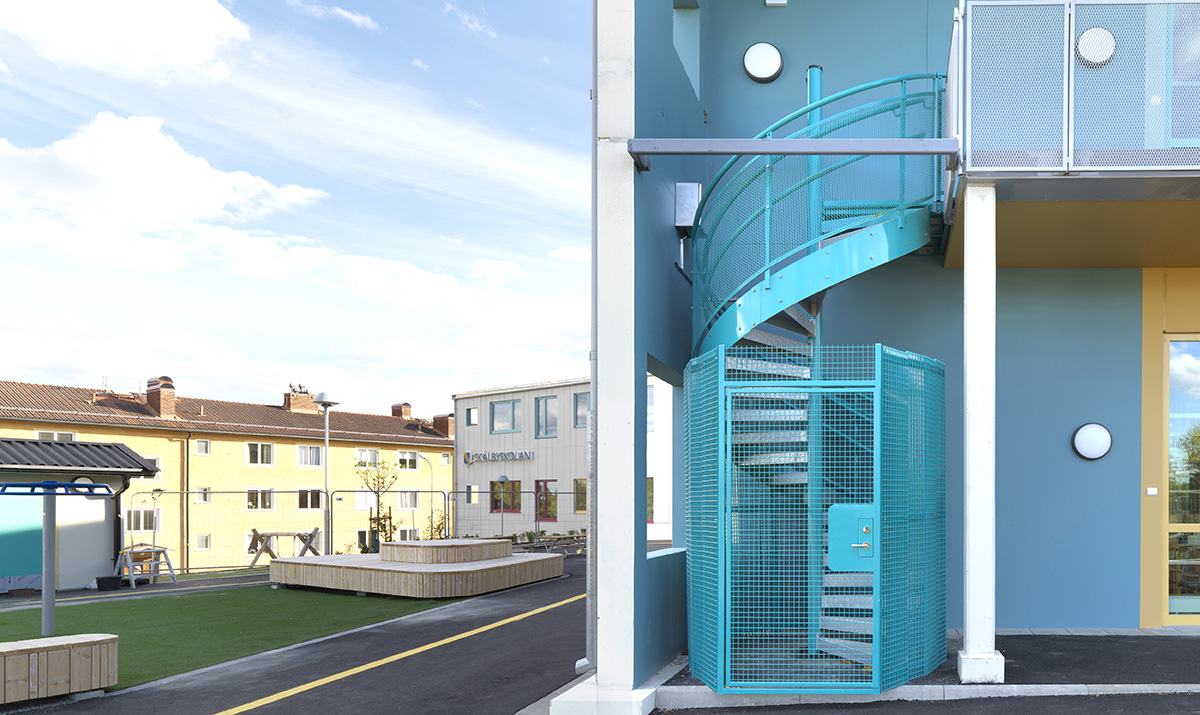 Spiraltrappor design – Lackerat specialräcke i sträckmetall.