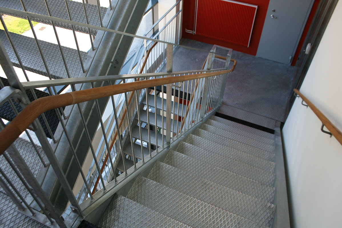 Raka trappor interiört – Invändig utrymningstrappa.