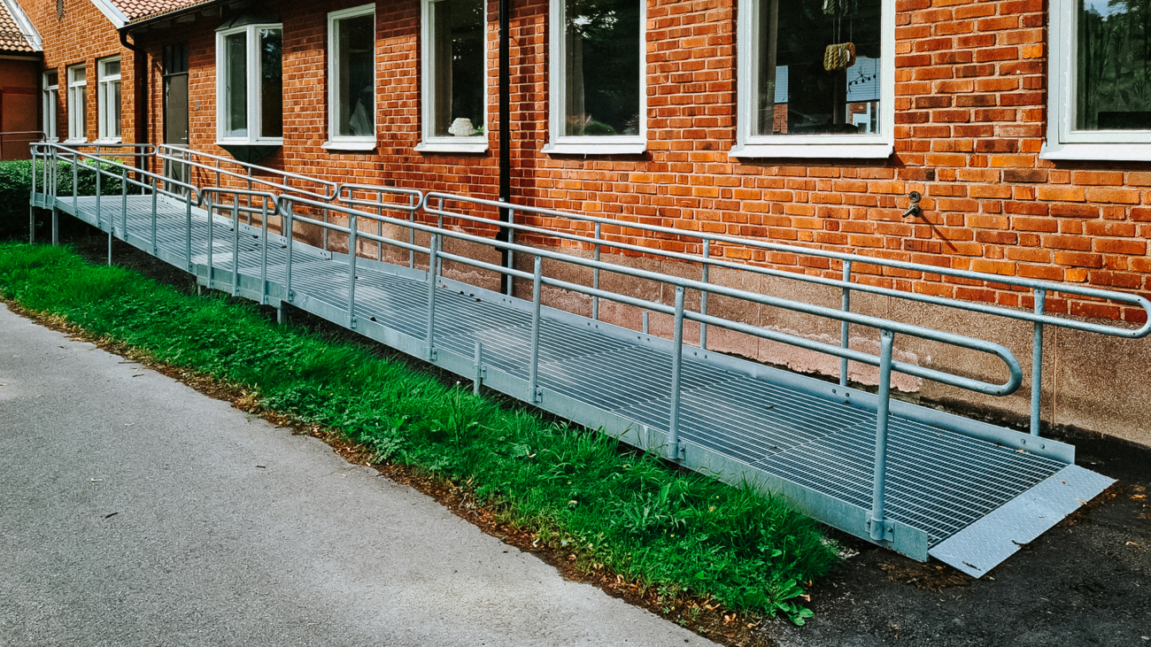 Scheeleskolan – olika handikappramper i varierande lösningar. Standardutförande med förlängda handledare, varmförzinkade.