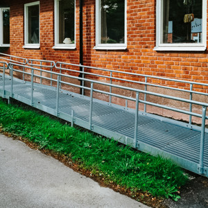 Scheeleskolan – olika handikappramper i varierande lösningar. Standardutförande med förlängda handledare, varmförzinkade.