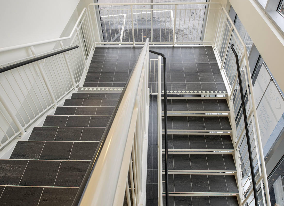 Raka trappor interiört – Rak trappa med klinkersteg