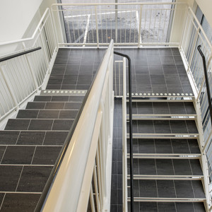 Raka trappor interiört – Rak trappa med klinkersteg