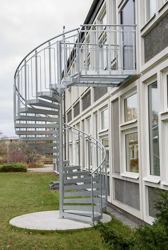 Spiraltrappor exteriört – Spiraltrappa, gallerdurkssteg, bygelräcke,