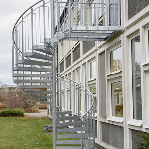 Spiraltrappor exteriört – Spiraltrappa, gallerdurkssteg, bygelräcke,