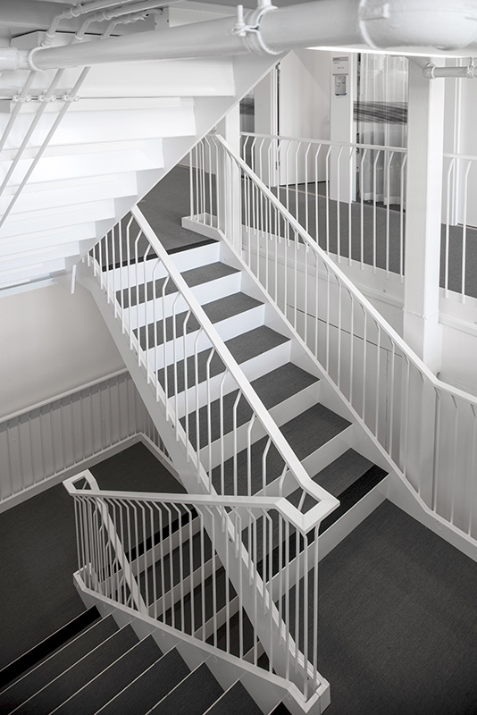 Raka trappor design – Rak trappa i specialutförande. Specialräcke med handledare av plattstång. Trappsteg av plåt med matta.