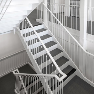 Raka trappor design – Rak trappa i specialutförande. Specialräcke med handledare av plattstång. Trappsteg av plåt med matta.