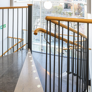 Spiraltrappor interiört – Spiraltrappa med steg av sten. Trähandledare. Scandic Linköping
