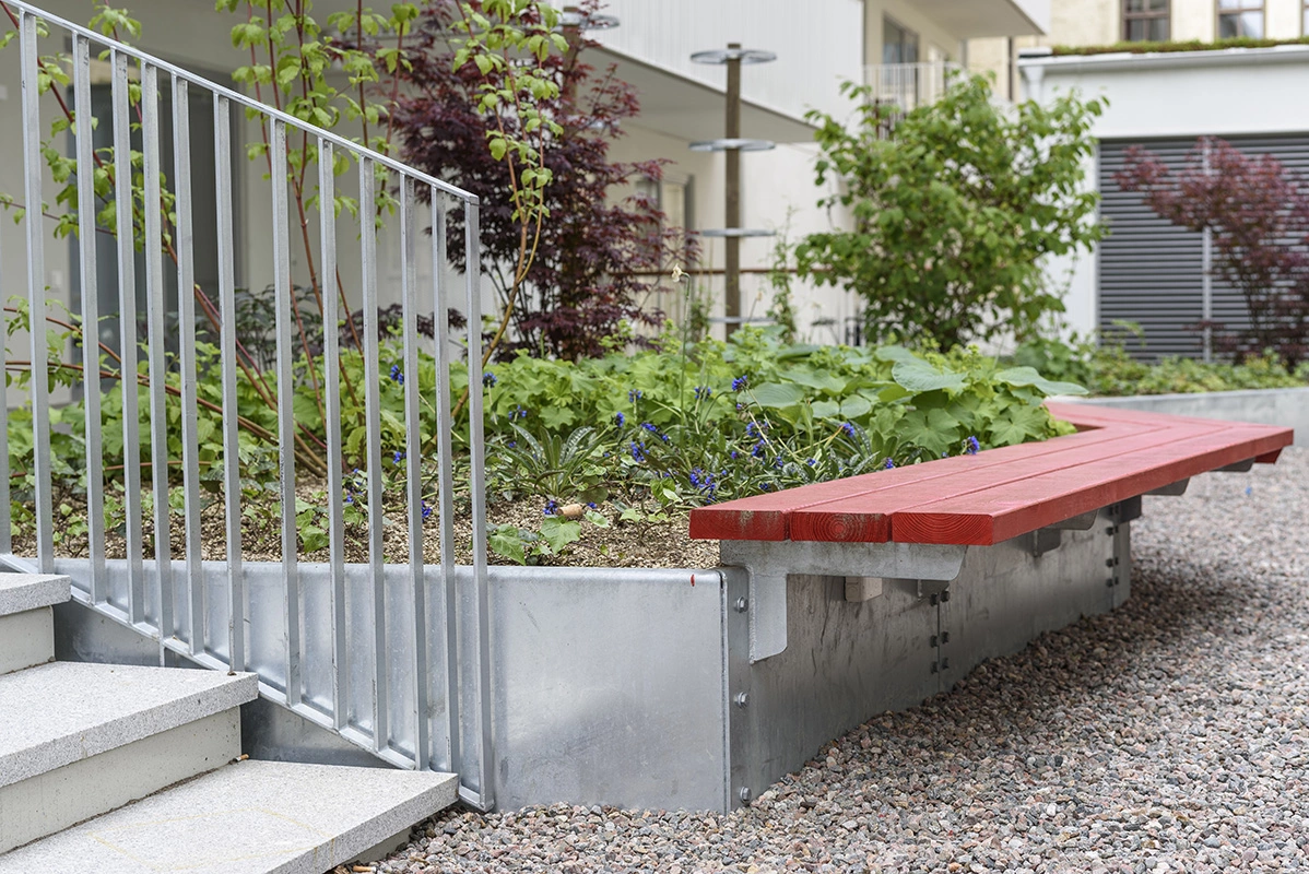 Varmförzinkning – Kantplåt till plantering. Parkbänk. (ag00002348.jpg)