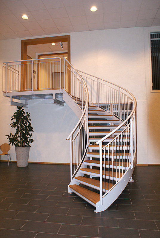 Vindeltrappor – Vindeltrappa med trappsteg av oljad ek.