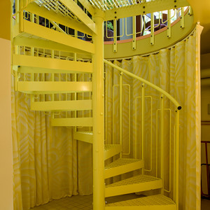Spiraltrappor interiört – Spiraltrappa, gullackerad gallerdurk, bygelräcke. Skånegatan, Stockholm