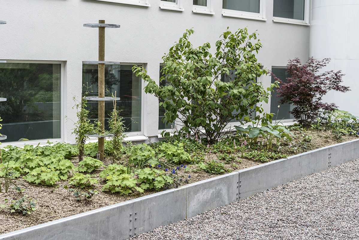 Laserskärning – Kantplåt till plantering. Plåthjul till klängväxter.