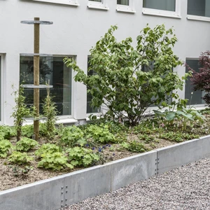 Laserskärning – Kantplåt till plantering. Plåthjul till klängväxter.