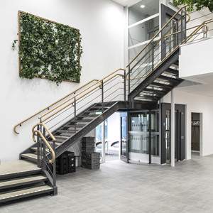 Raka trappor design – Rak trappa med trähandledare och betongsteg.