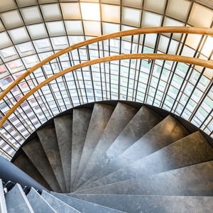 Spiraltrappor interiört – Spiraltrappa med steg av sten. Trähandledare. Scandic Linköping