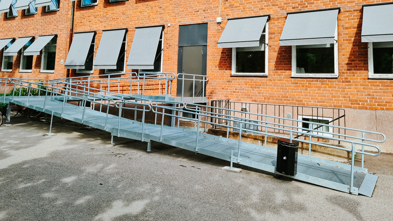Scheeleskolan – olika handikappramper i varierande lösningar. Standardutförande med förlängda handledare, varmförzinkade.