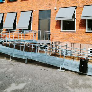 Scheeleskolan – olika handikappramper i varierande lösningar. Standardutförande med förlängda handledare, varmförzinkade.