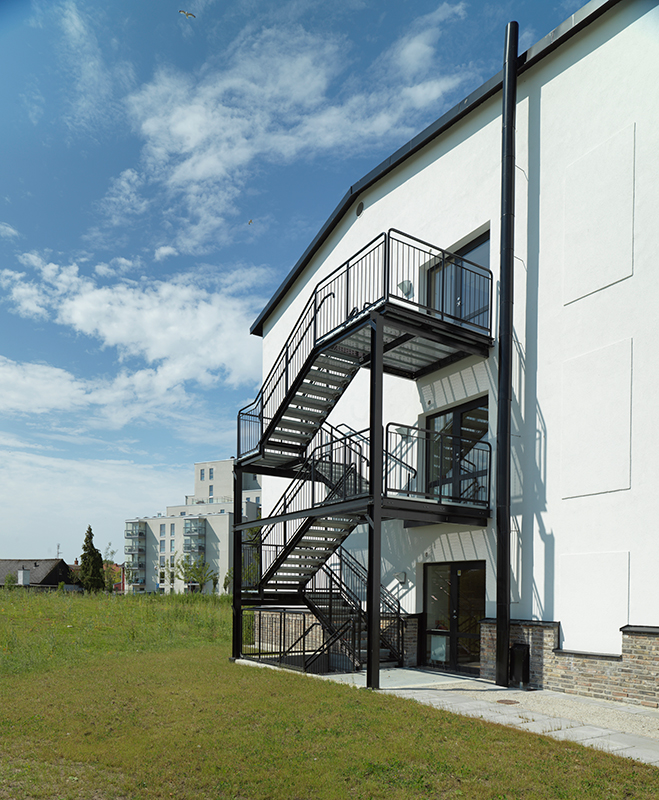 Raka trappor exteriört – Rak trappa med vilplan, lackerad svart. Äldreboende Vellinge